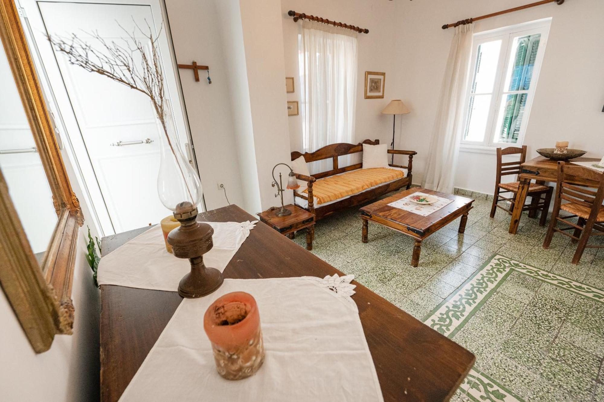 Elisabeth's Traditional House In Poros Appartement