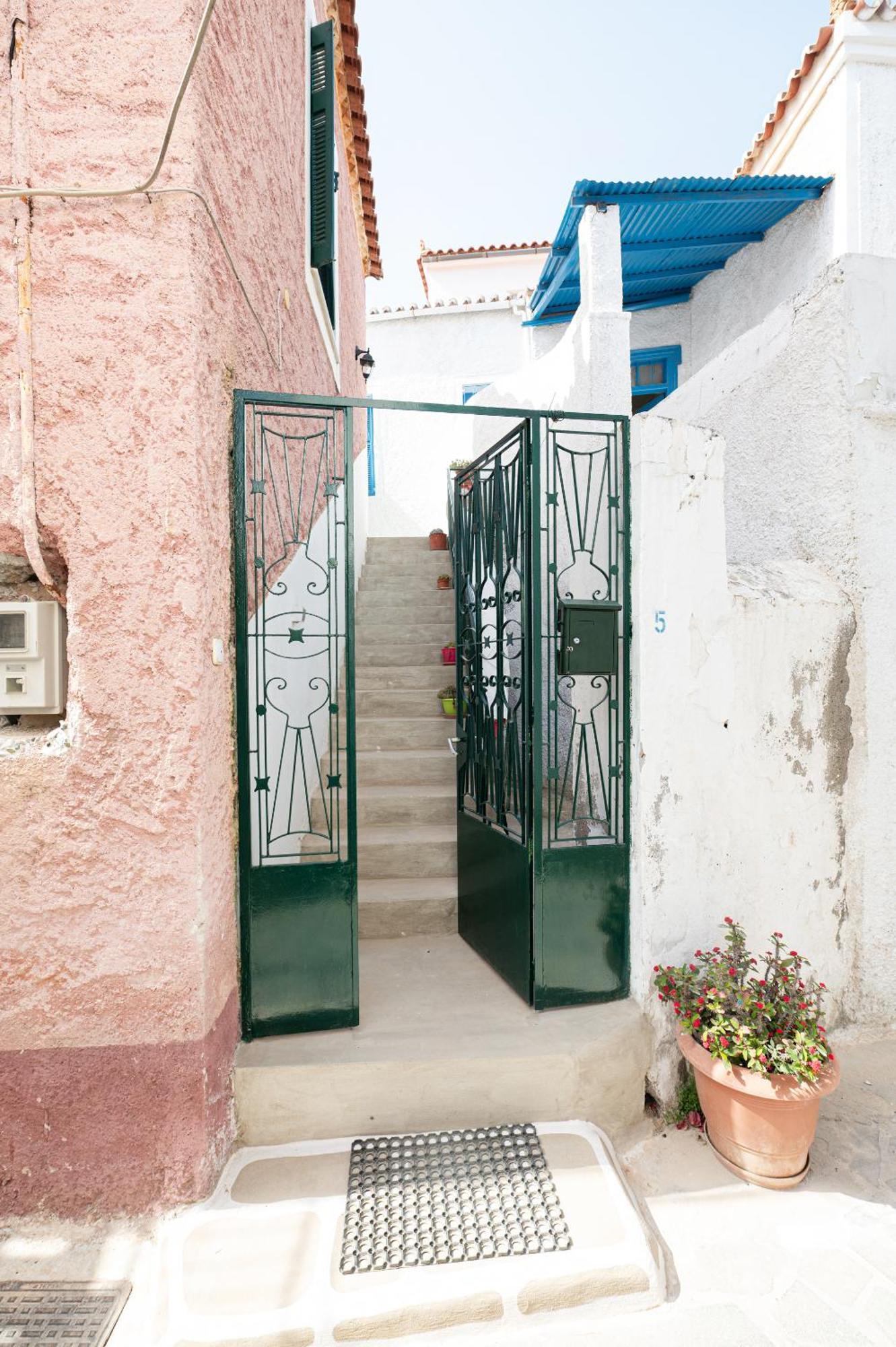 Elisabeth's Traditional House In Poros